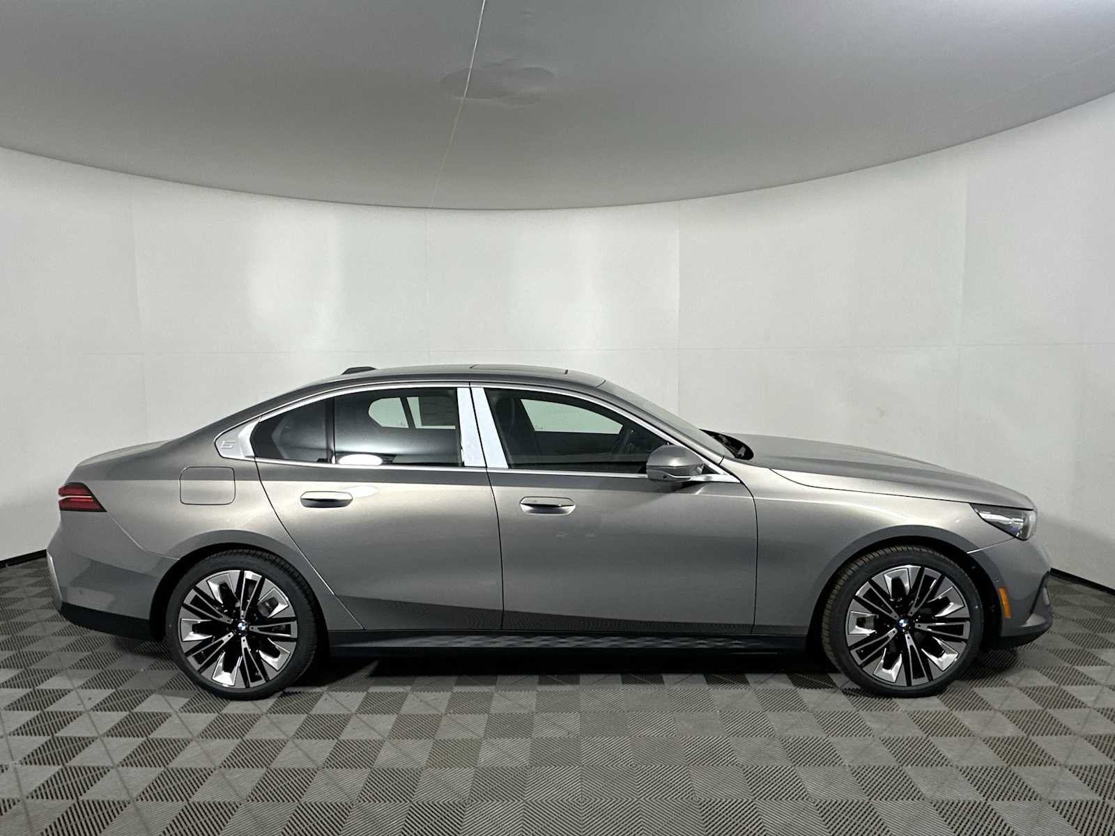 New 2026 BMW 530i xDrive w/ Premium Package image 4
