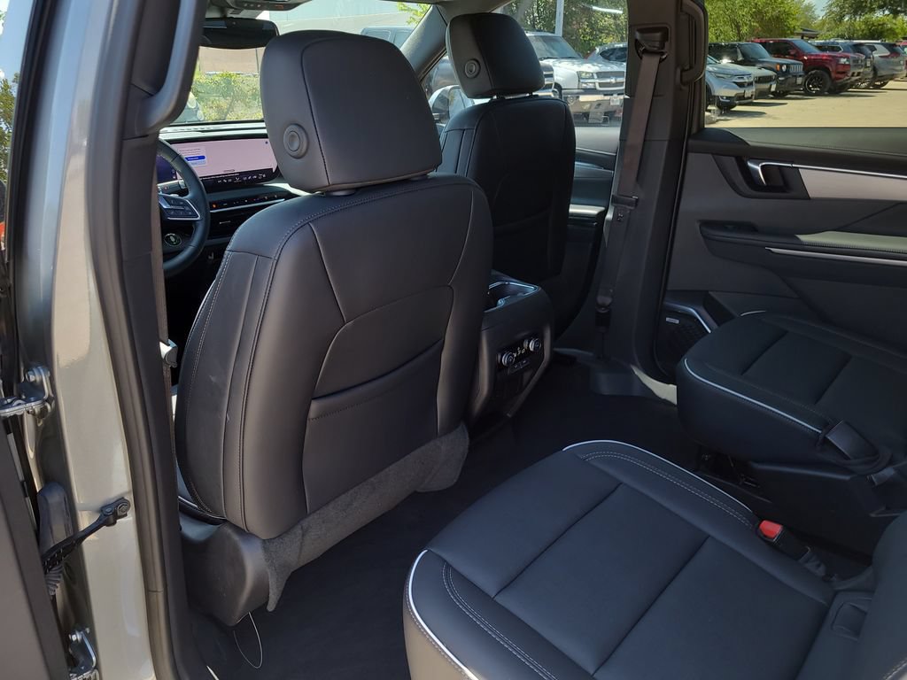 Used 2025 Buick Enclave Preferred FWD image 9