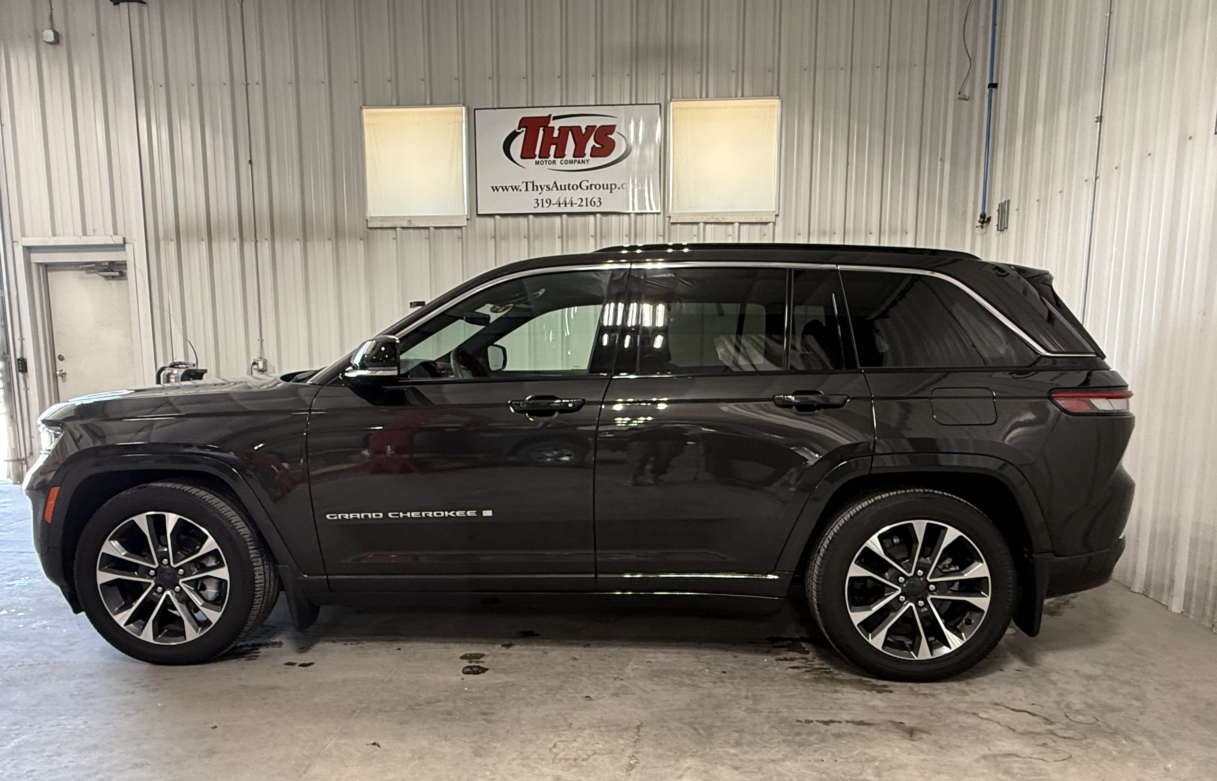 Used 2024 Jeep Grand Cherokee Overland w/ Trailer Tow Package AWD/4WD image 14