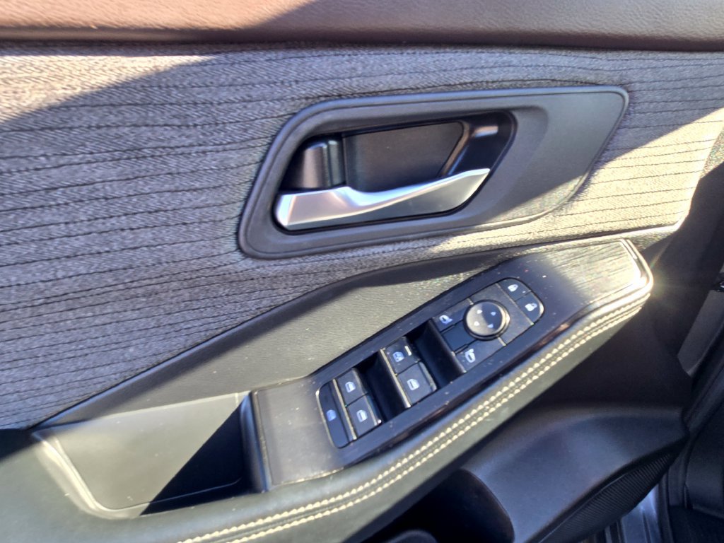 Used 2023 Nissan Rogue SV AWD/4WD image 14