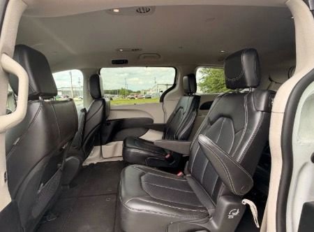 Used 2023 Chrysler Pacifica Touring-L FWD image 8