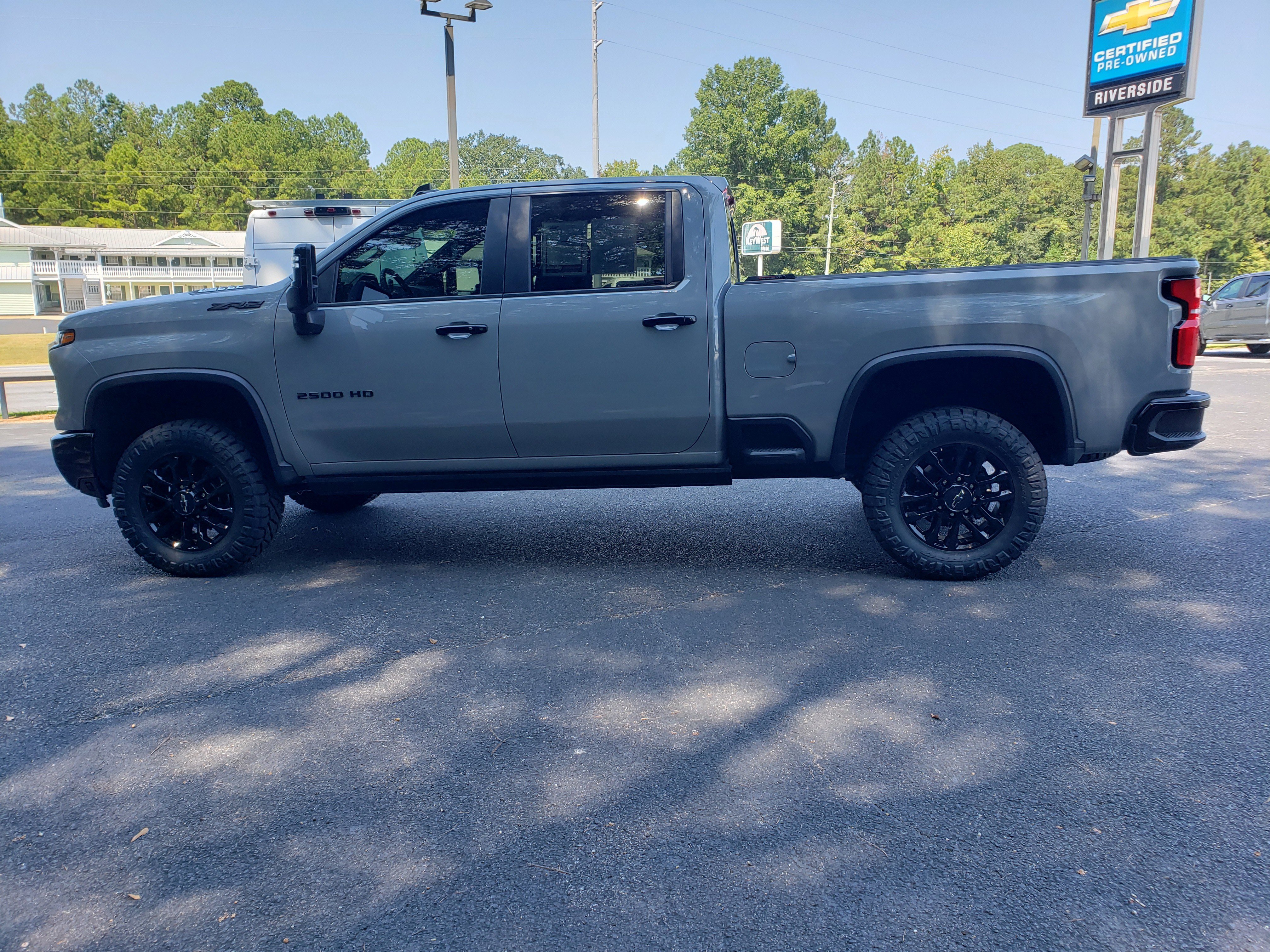 Used 2024 Chevrolet Silverado 2500 ZR2 w/ Technology Package image 4