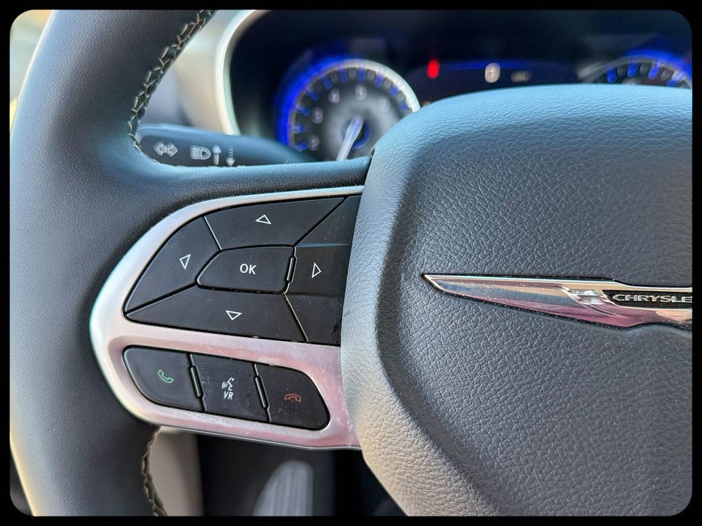 Used 2024 Chrysler Pacifica Touring-L image 42