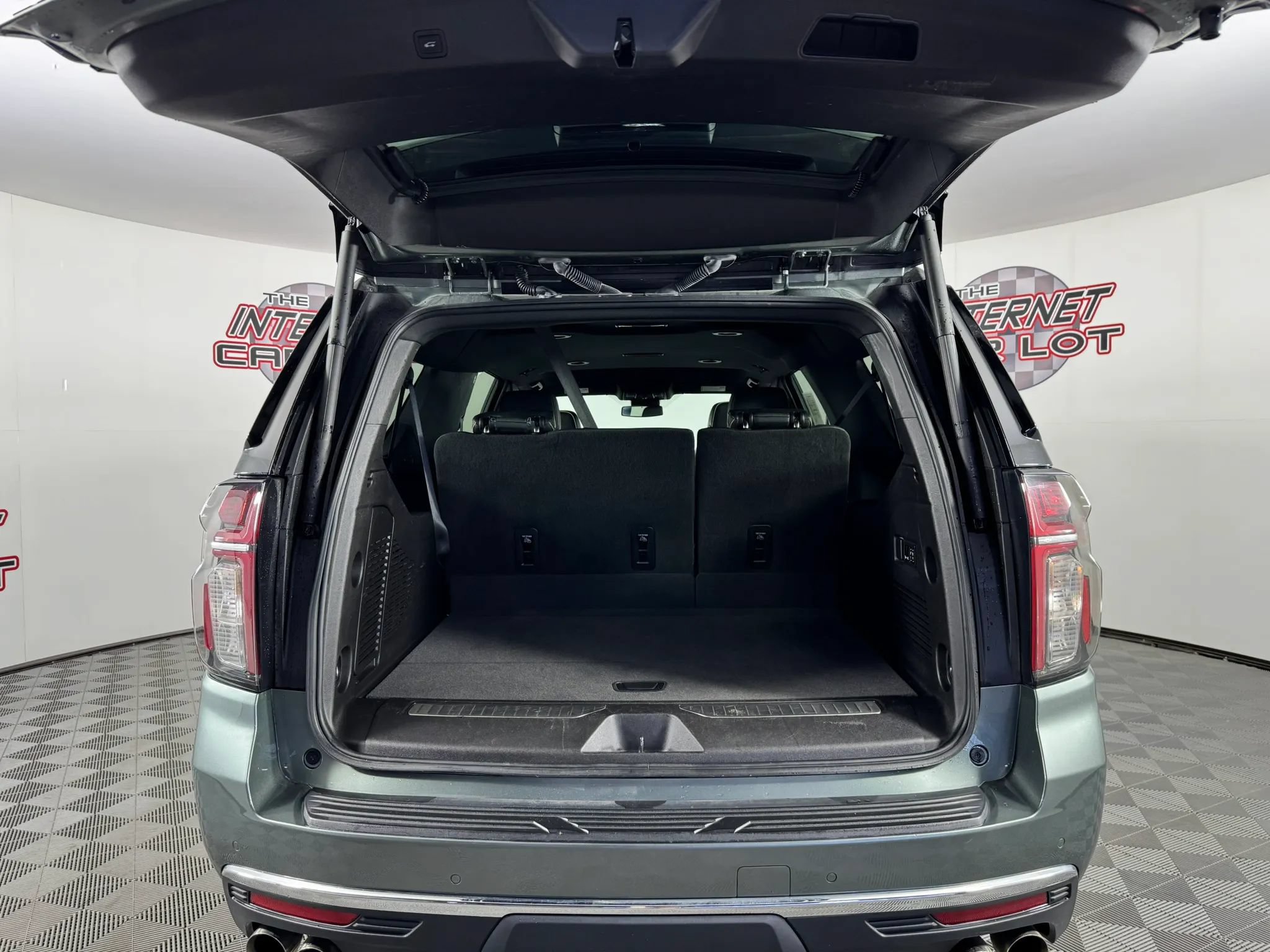 Used 2023 Chevrolet Suburban Premier AWD/4WD image 28