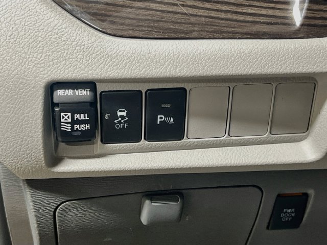 Used 2018 Toyota Sienna XLE w/ XLE Navigation Package FWD image 10
