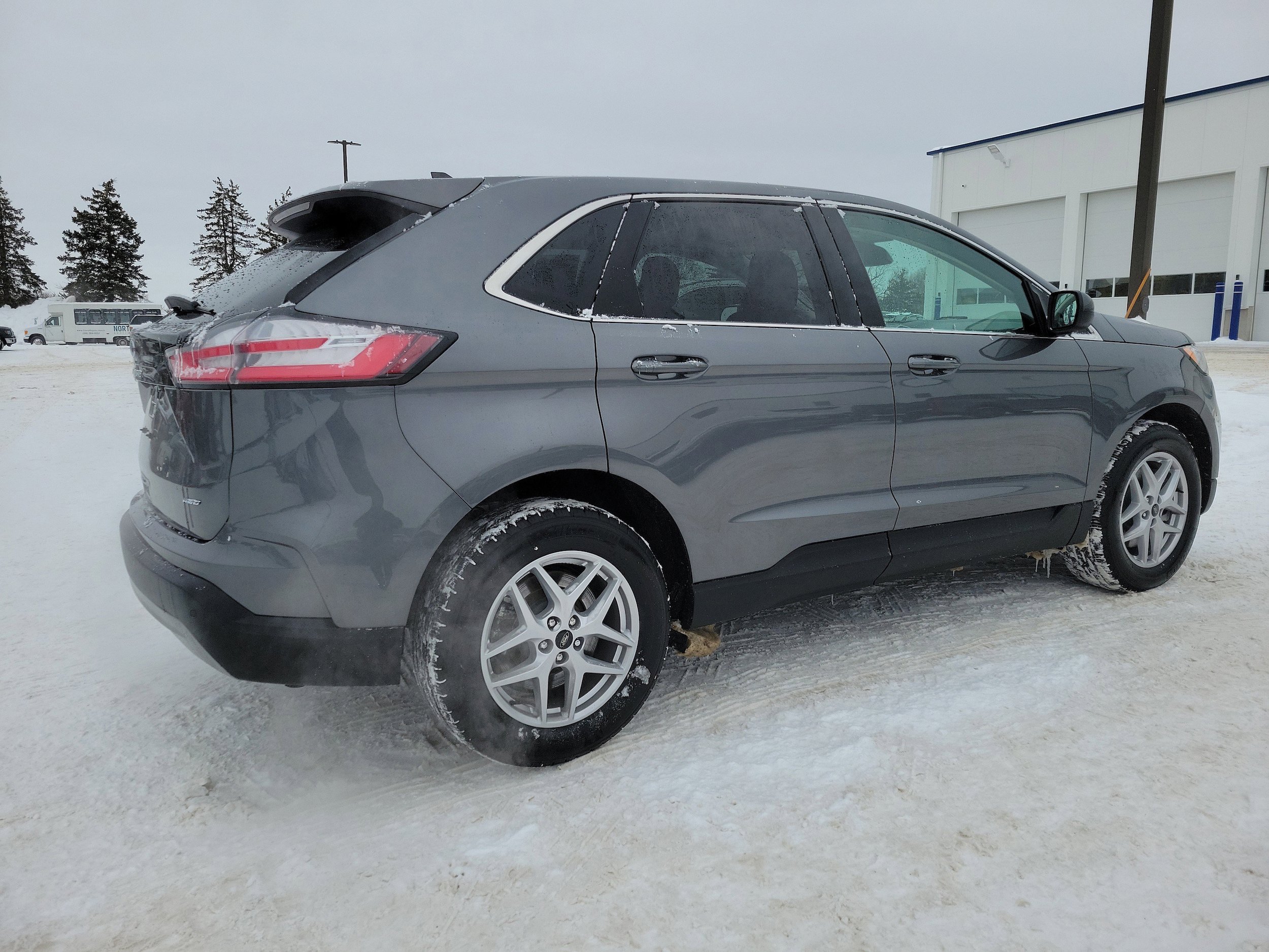 Used 2024 Ford Edge SEL w/ Convenience Package image 4