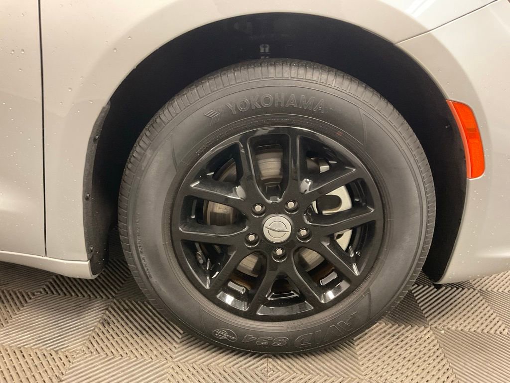 Used 2023 Chrysler Pacifica Touring-L image 35