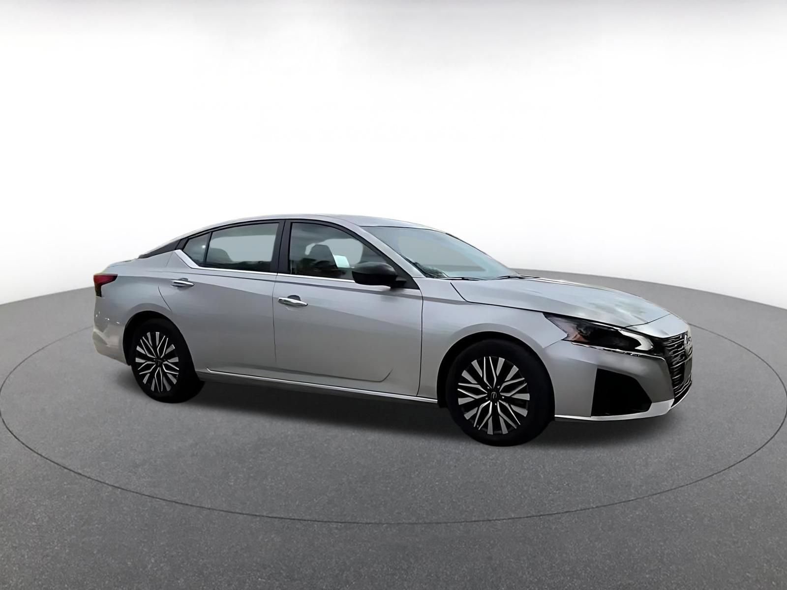 Used 2025 Nissan Altima 2.5 SV FWD image 2