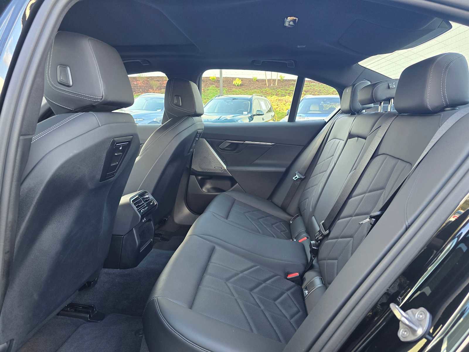 Used 2024 BMW i5 eDrive40i w/ Convenience Package image 18