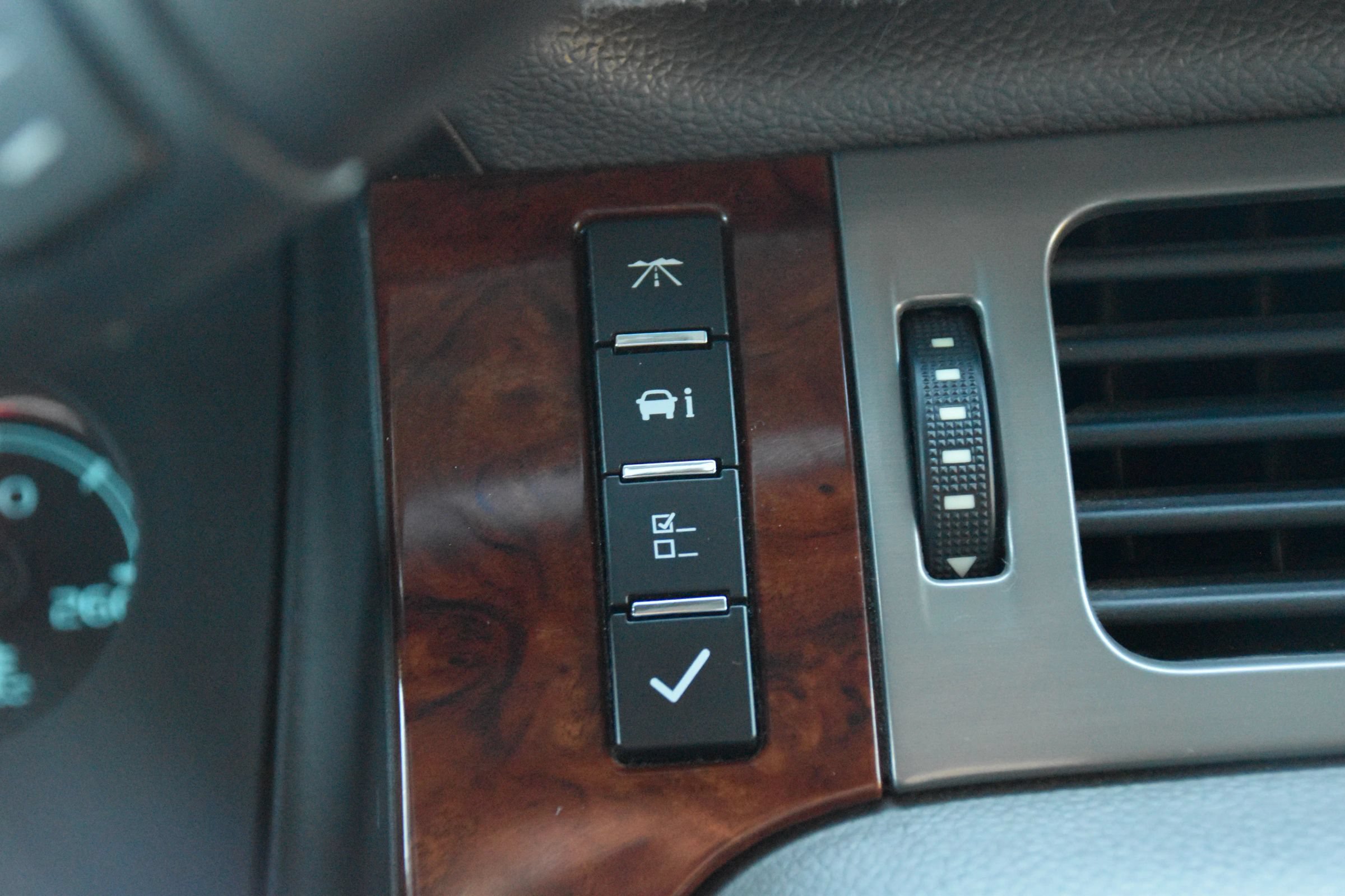 Used 2010 Chevrolet Tahoe LT w/ Luxury Package AWD/4WD image 42
