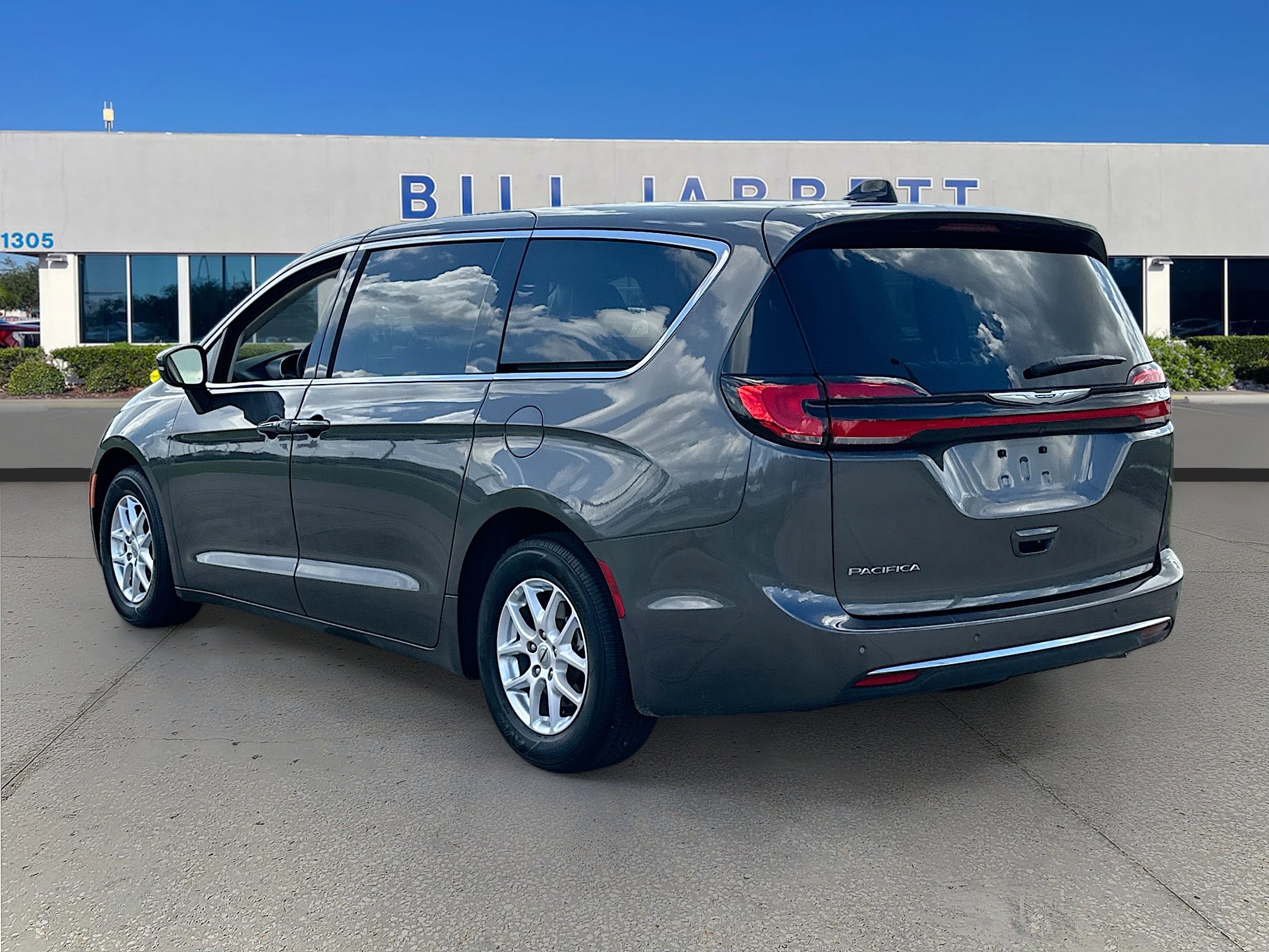 Used 2023 Chrysler Pacifica Touring-L image 5