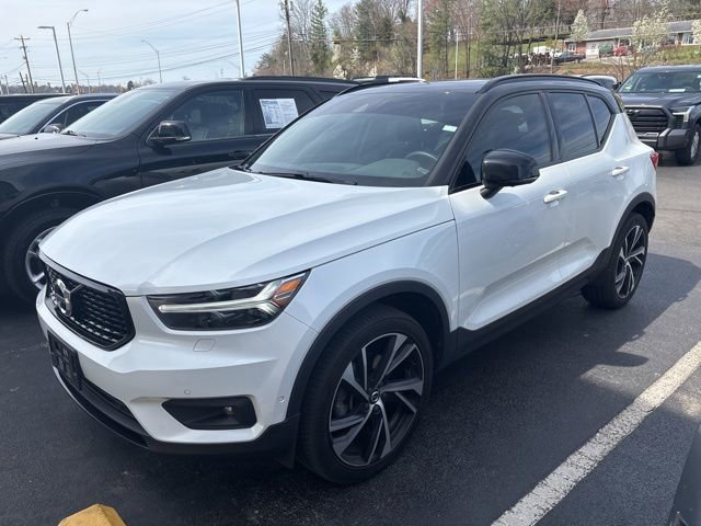 Used 2022 Volvo XC40 T5 R-Design w/ Advanced Package