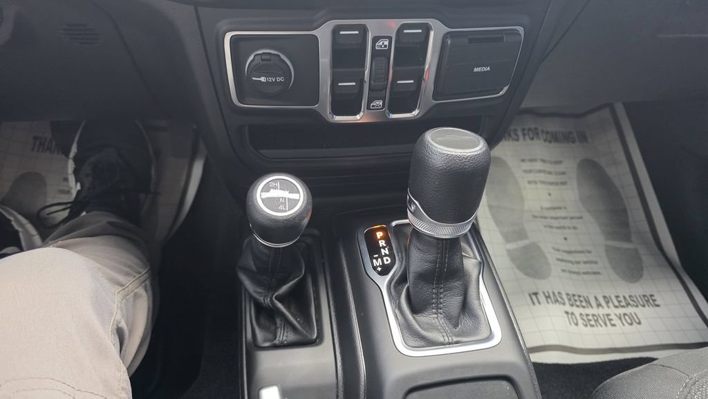 Used 2023 Jeep Gladiator Sport AWD/4WD image 19