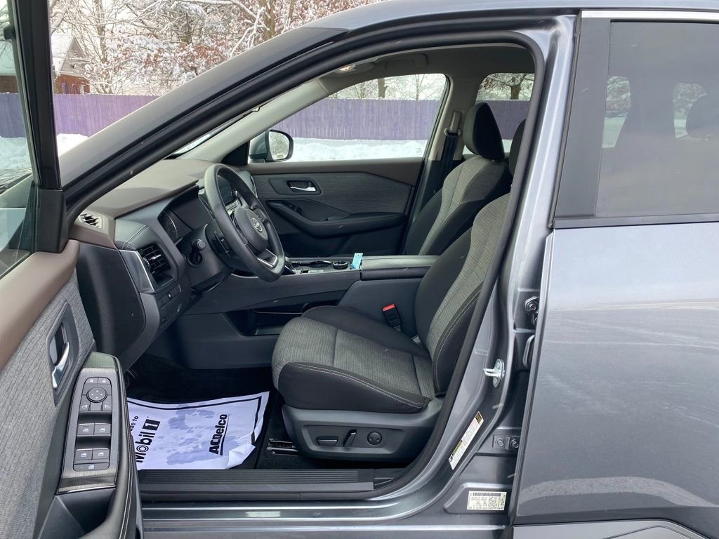 Used 2023 Nissan Rogue SV image 21