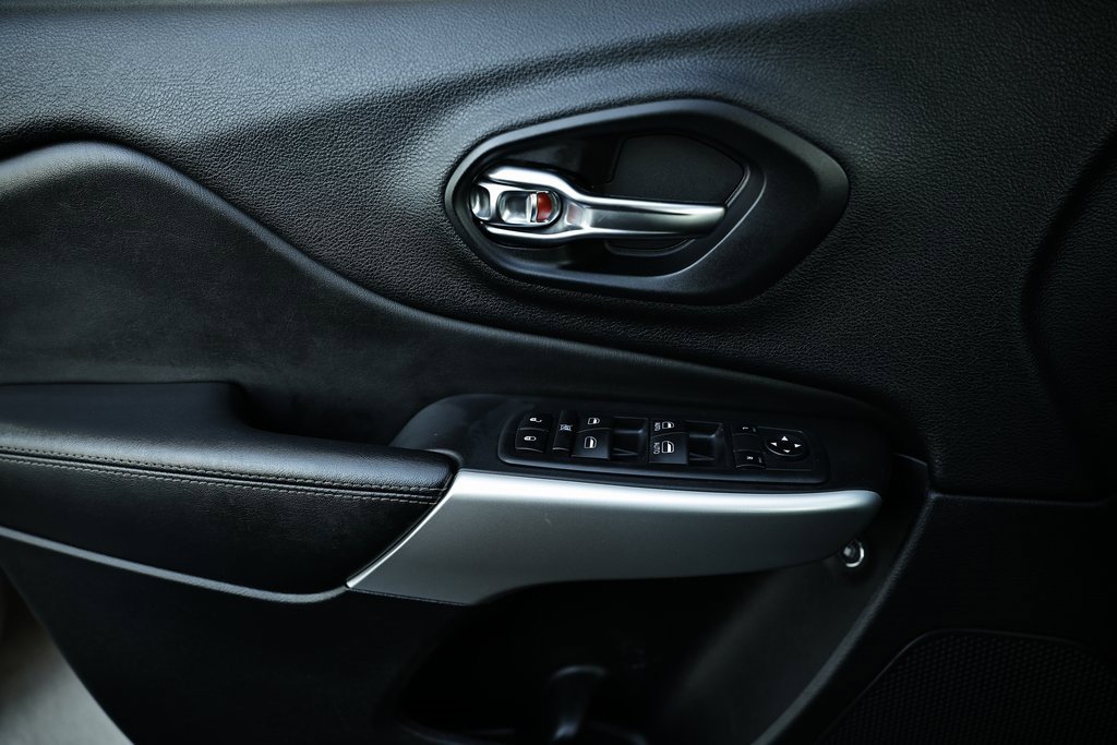 Used 2018 Jeep Cherokee Latitude Plus w/ Comfort/Convenience Group image 14