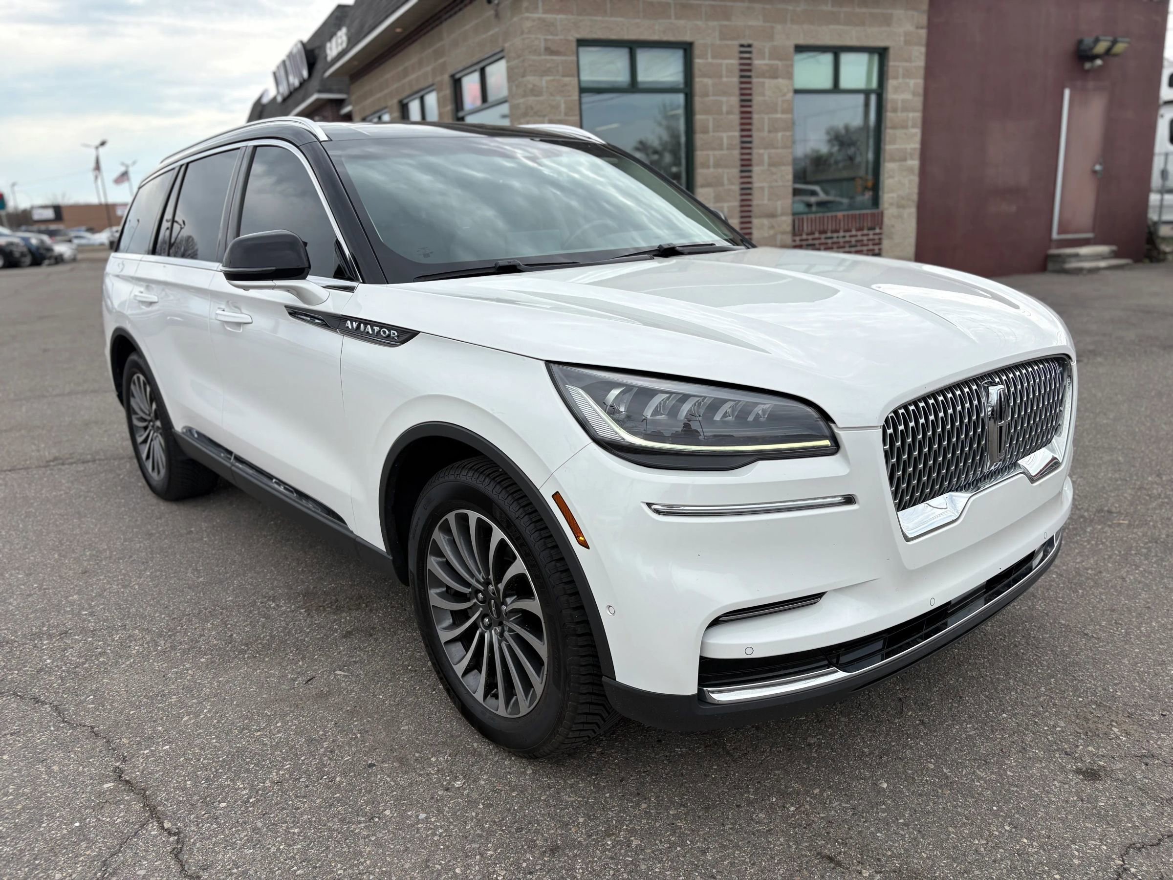 Used 2023 Lincoln Aviator Reserve w/ Equipment Group 201A AWD/4WD image 3