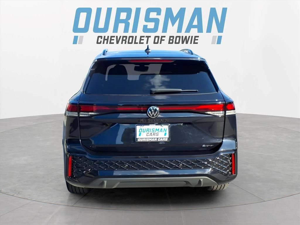 Used 2025 Volkswagen Tiguan SE R-Line AWD/4WD image 4