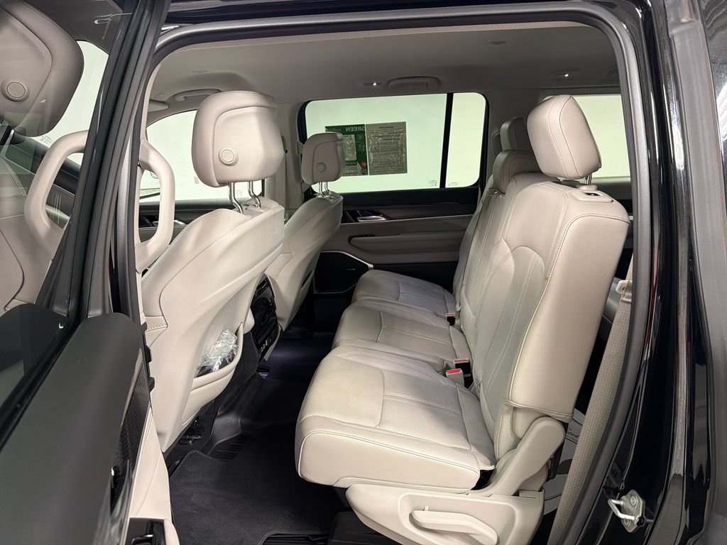 Used 2023 Jeep Wagoneer Series III w/ Preferred Equipment Group RWD image 32