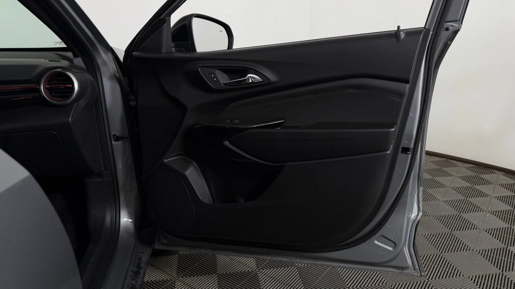 Used 2024 Chevrolet Trax RS w/ Sunroof Package FWD image 29