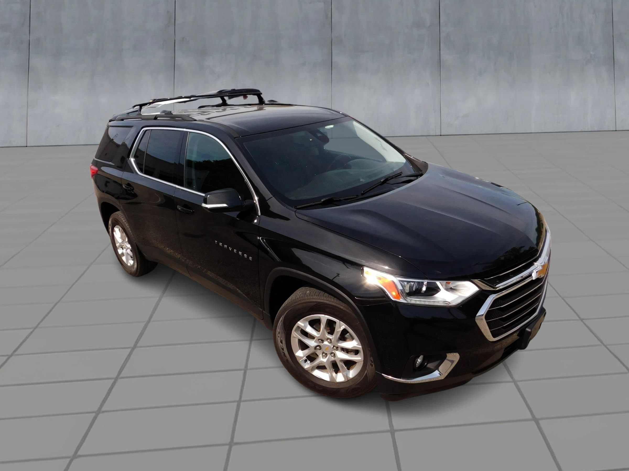 Used 2020 Chevrolet Traverse LT w/ Driver Confidence II Package AWD/4WD image 2
