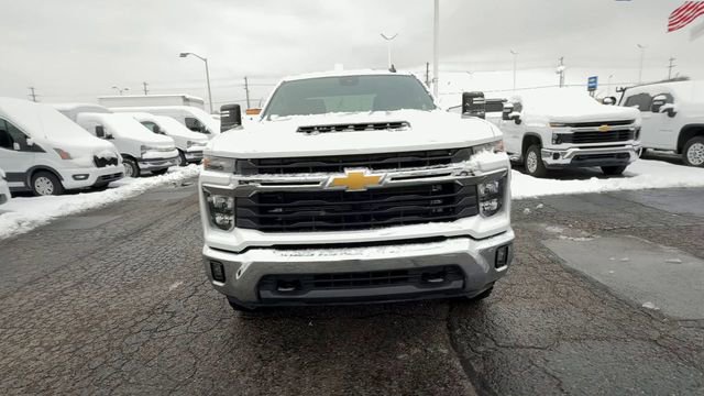 Used 2024 Chevrolet Silverado 2500 LT AWD/4WD image 3