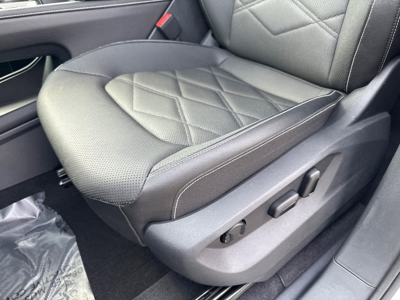 Used 2025 Volkswagen Atlas SE AWD/4WD image 15