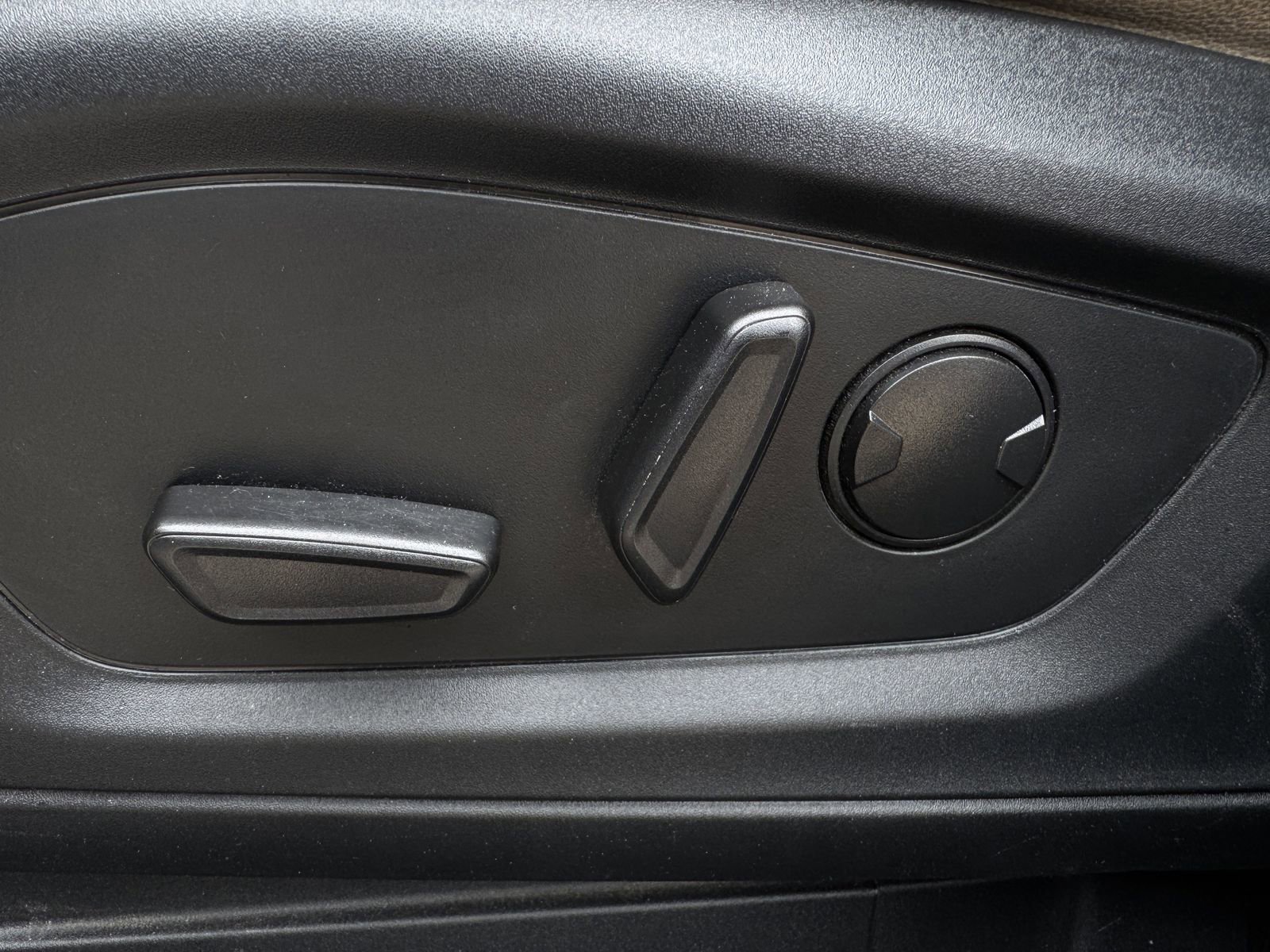 Used 2022 Ford Explorer Limited w/ Limited Technology Package RWD image 26