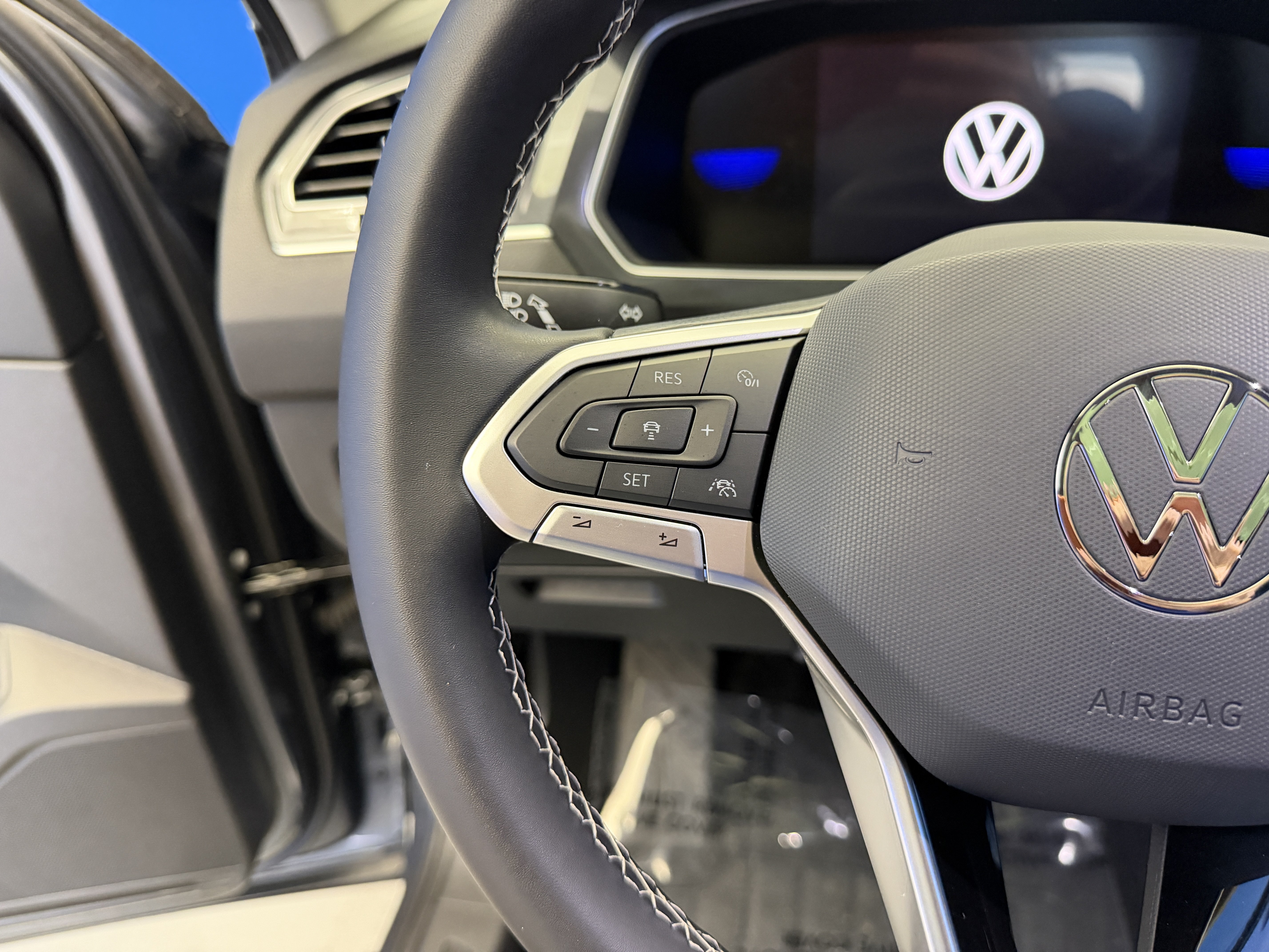 Used 2024 Volkswagen Tiguan SE AWD/4WD image 15