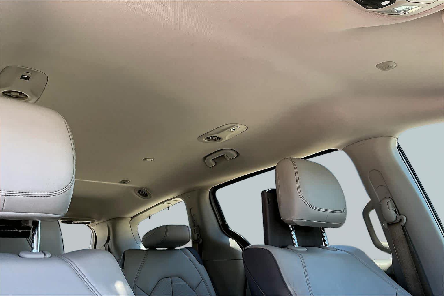 Used 2017 Chrysler Pacifica Touring-L Plus FWD image 11