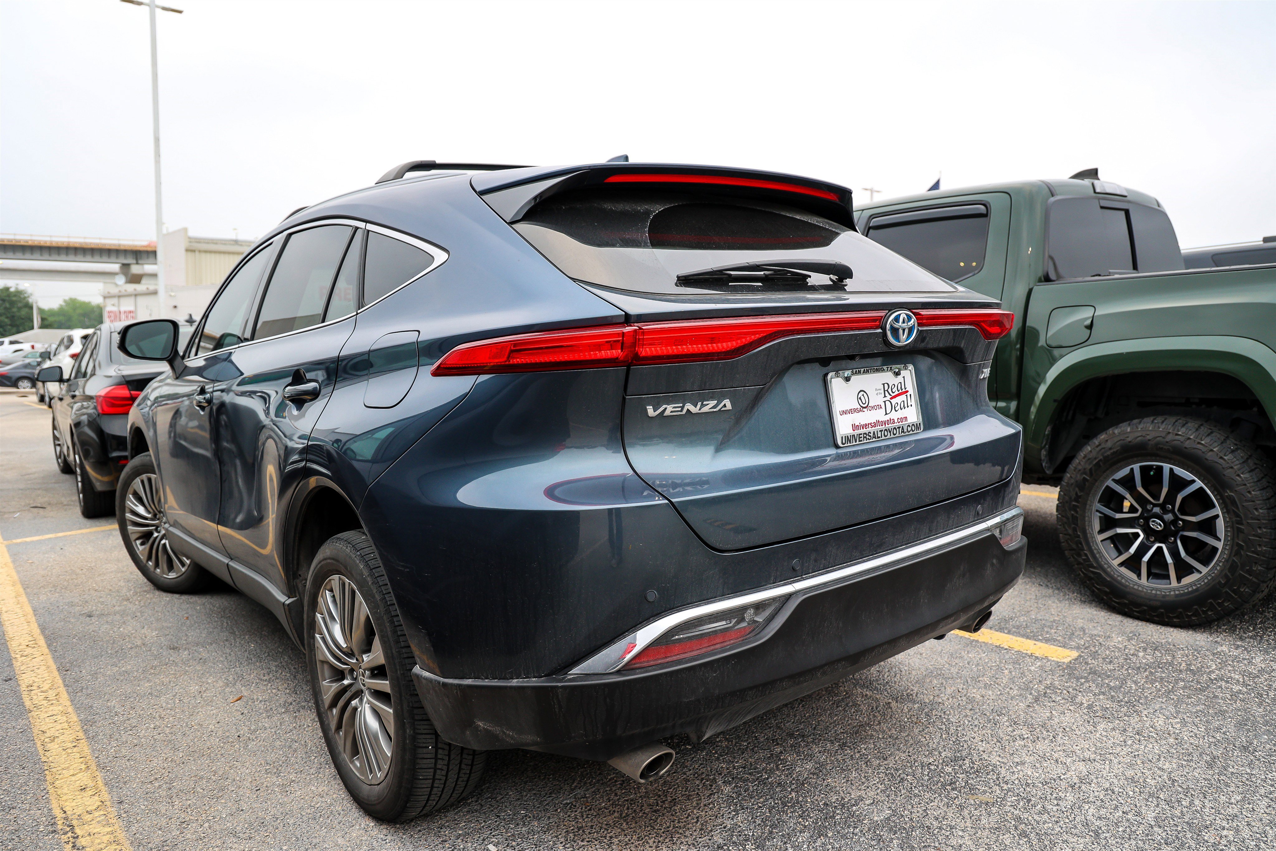 Used 2024 Toyota Venza XLE AWD/4WD image 9
