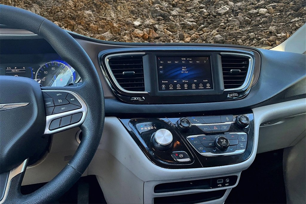 Used 2019 Chrysler Pacifica L image 3