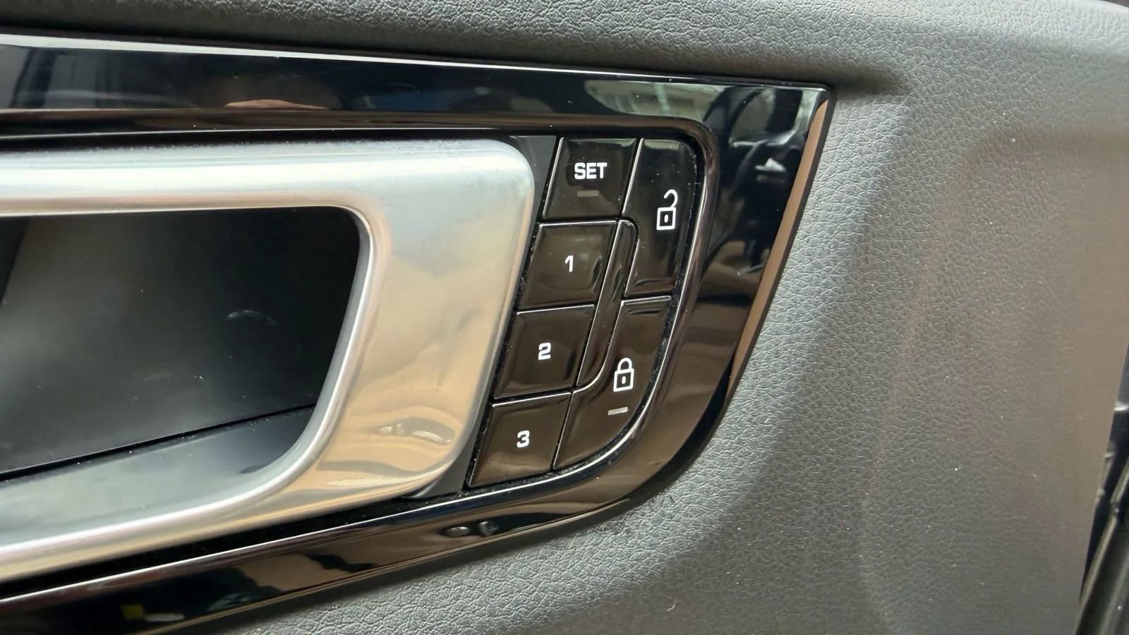 Used 2019 Porsche Cayenne S w/ Premium Plus Package image 32