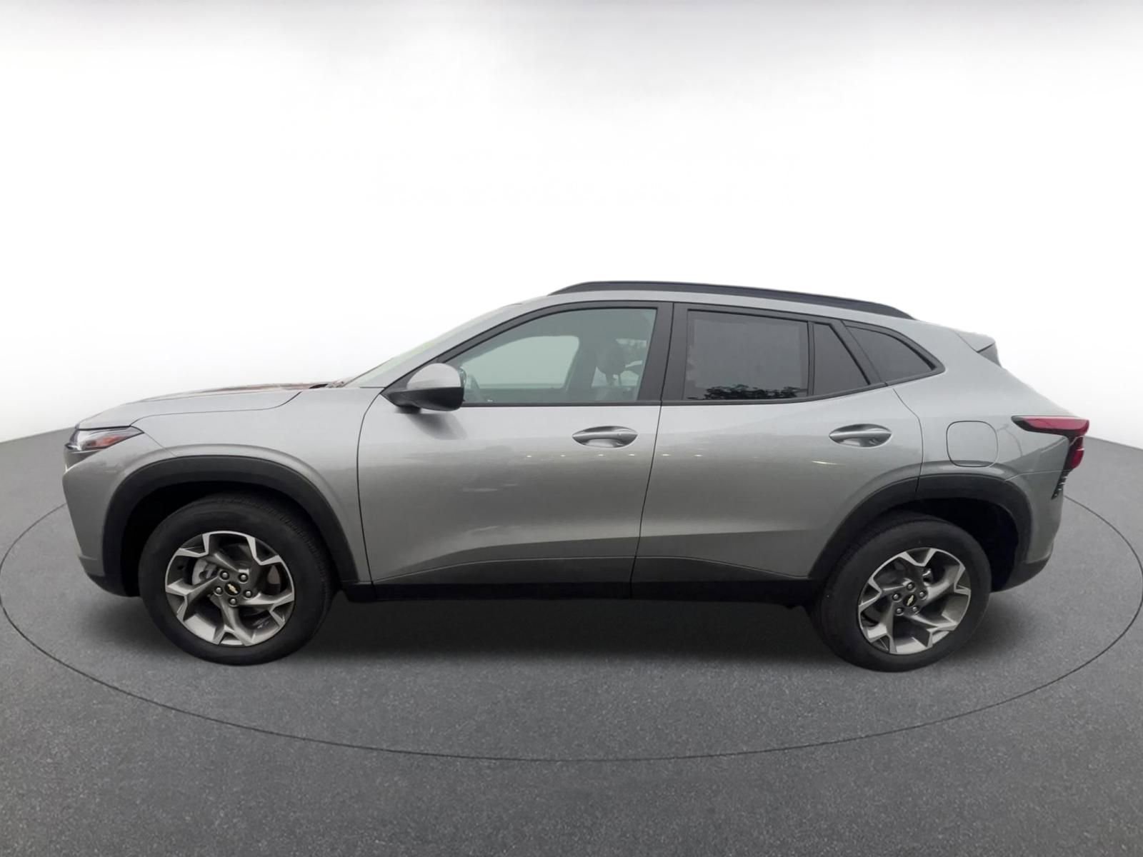 Used 2025 Chevrolet Trax LT w/ LT Convenience Package image 9