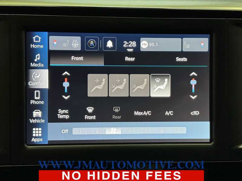 Used 2023 Chrysler Voyager LX image 26