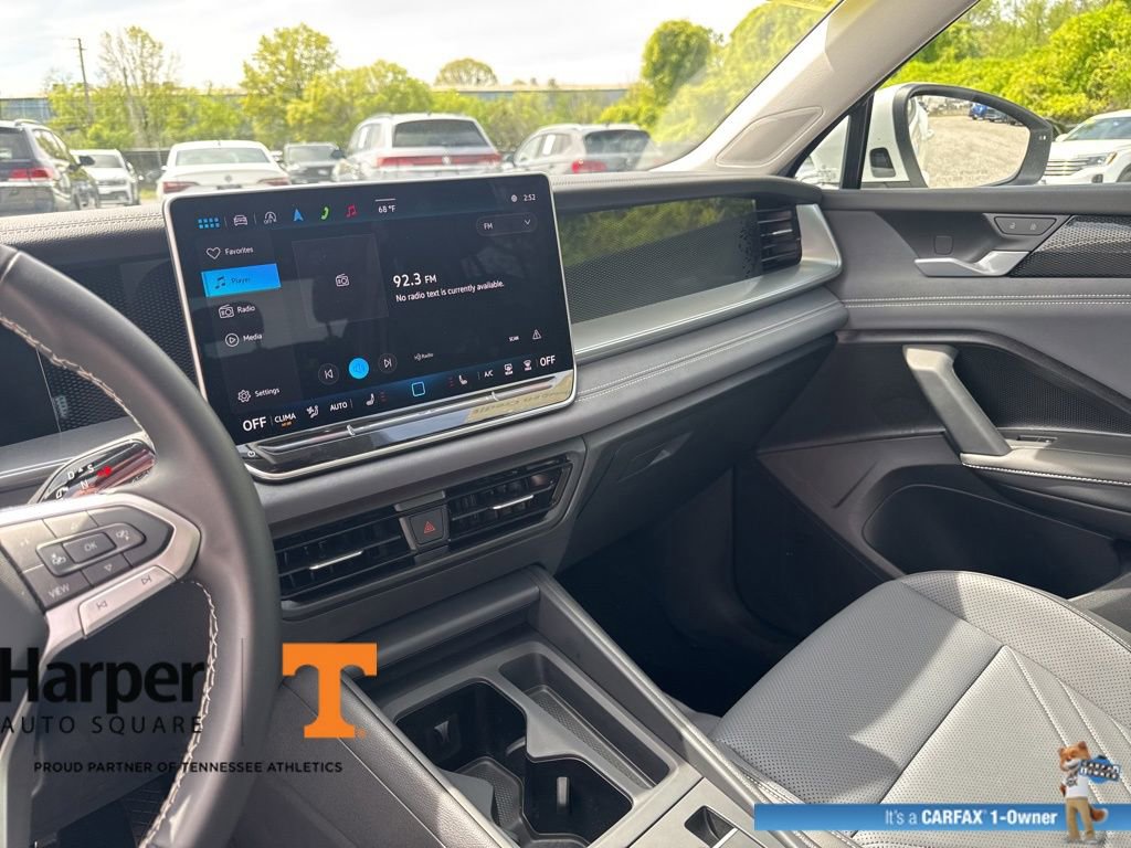 Used 2025 Volkswagen Tiguan SE w/ Panoramic Sunroof Package image 16