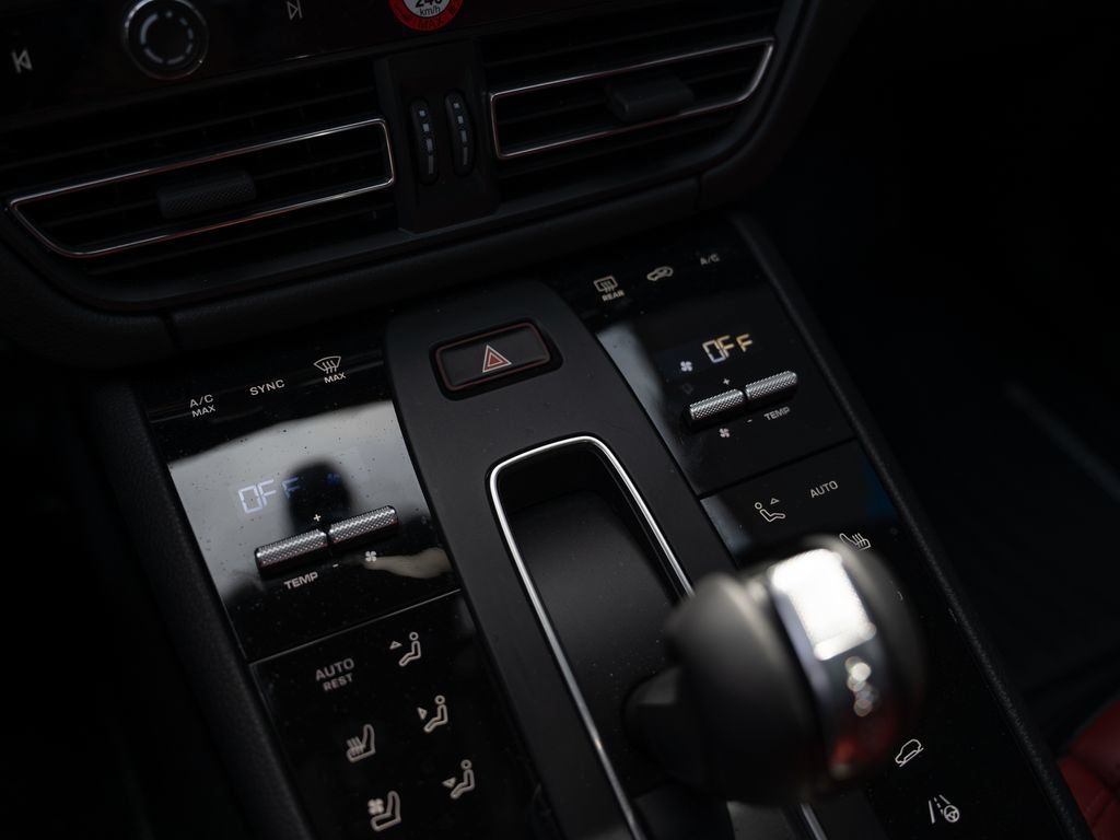 Certified 2025 Porsche Macan AWD/4WD image 26