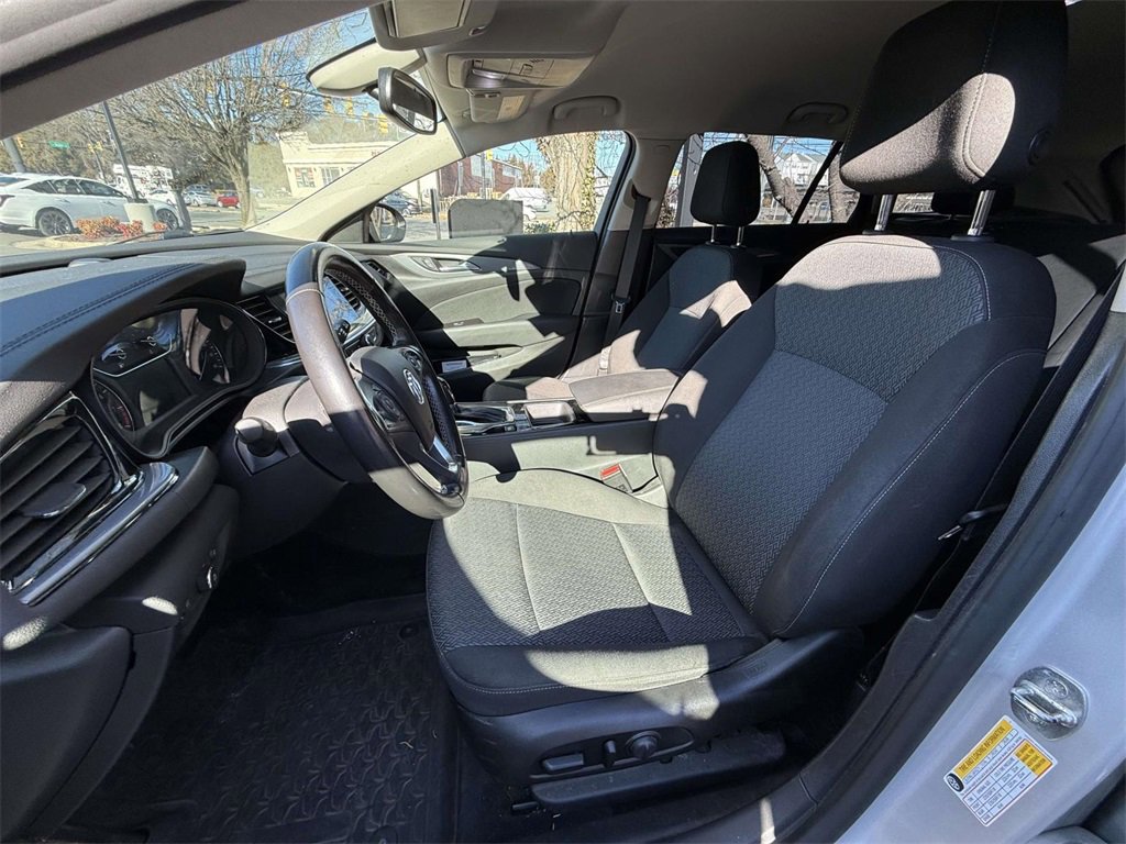 Used 2019 Buick Regal Preferred w/ Sights and Sounds Package image 6