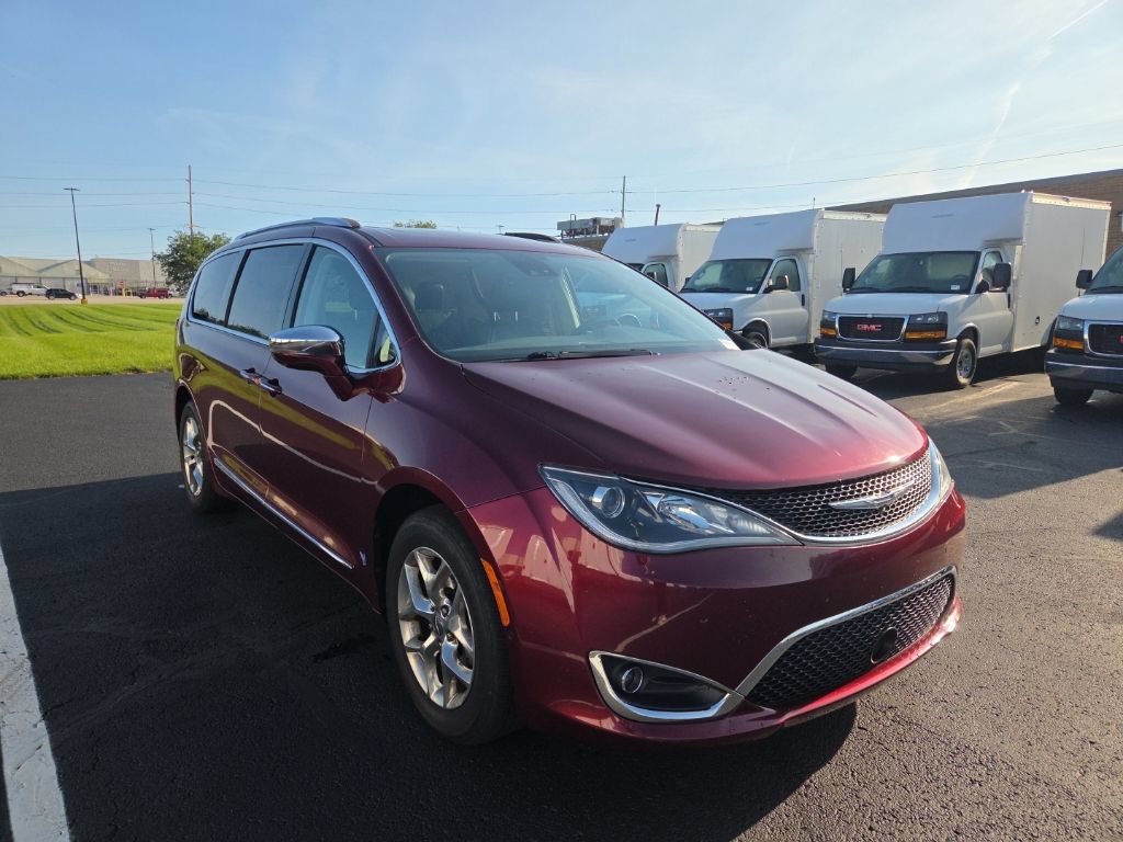 Used 2017 Chrysler Pacifica Limited w/ UConnect Theater Package FWD image 3