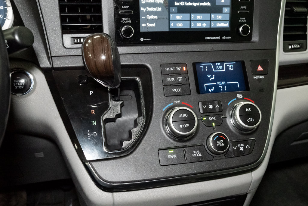 Used 2018 Toyota Sienna XLE Premium FWD image 19