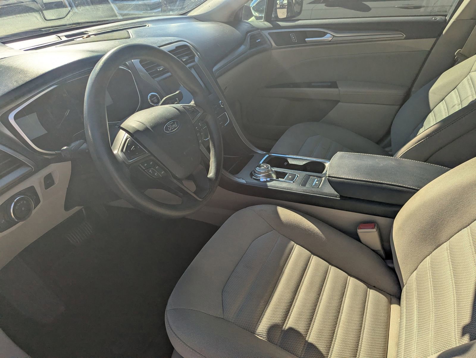 Used 2017 Ford Fusion SE w/ Fusion SE Technology Package image 8