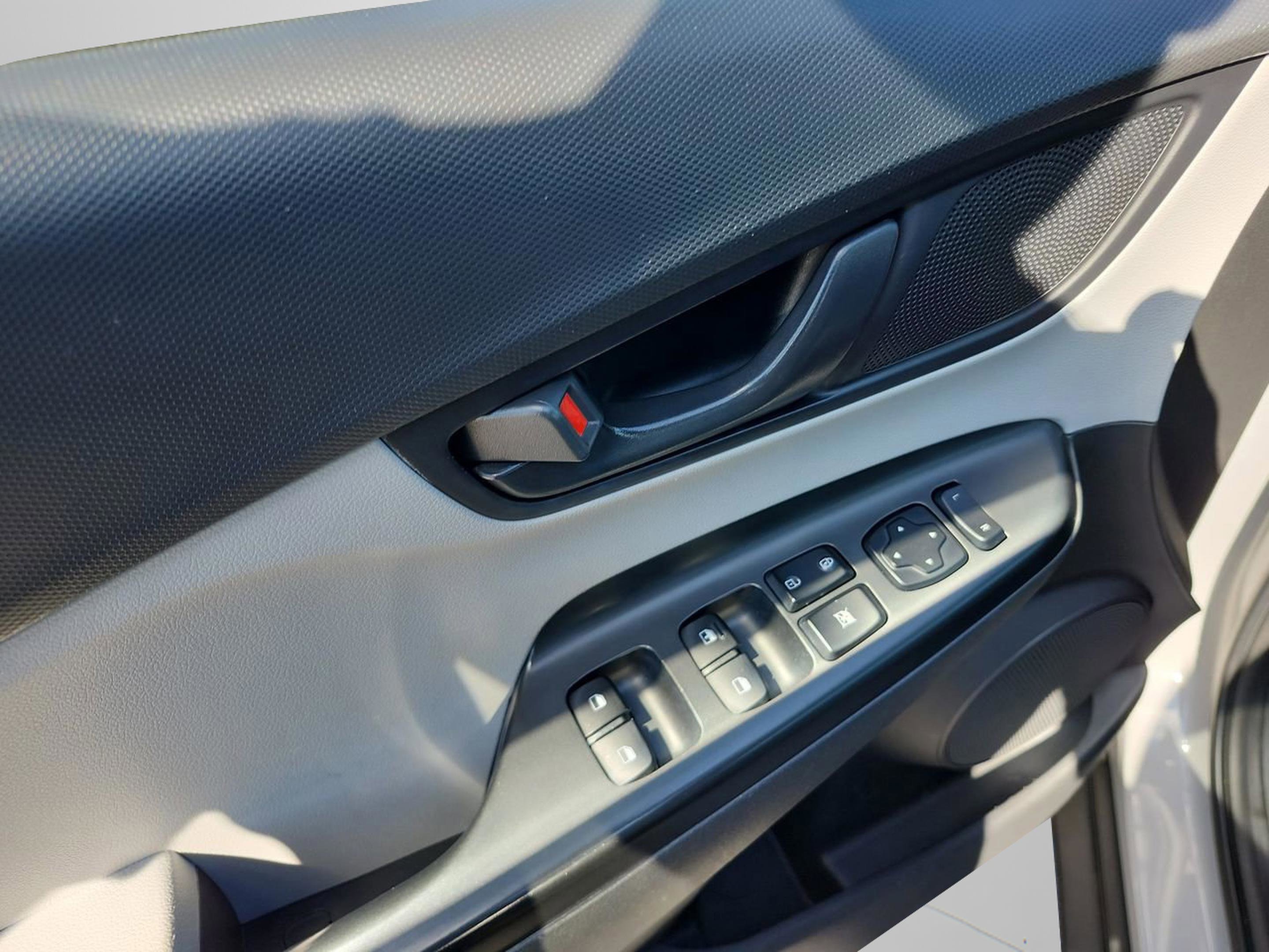 Used 2022 Hyundai Kona SE image 16