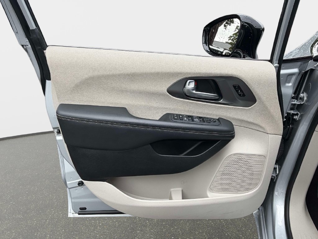 Used 2024 Chrysler Pacifica Touring-L FWD image 12