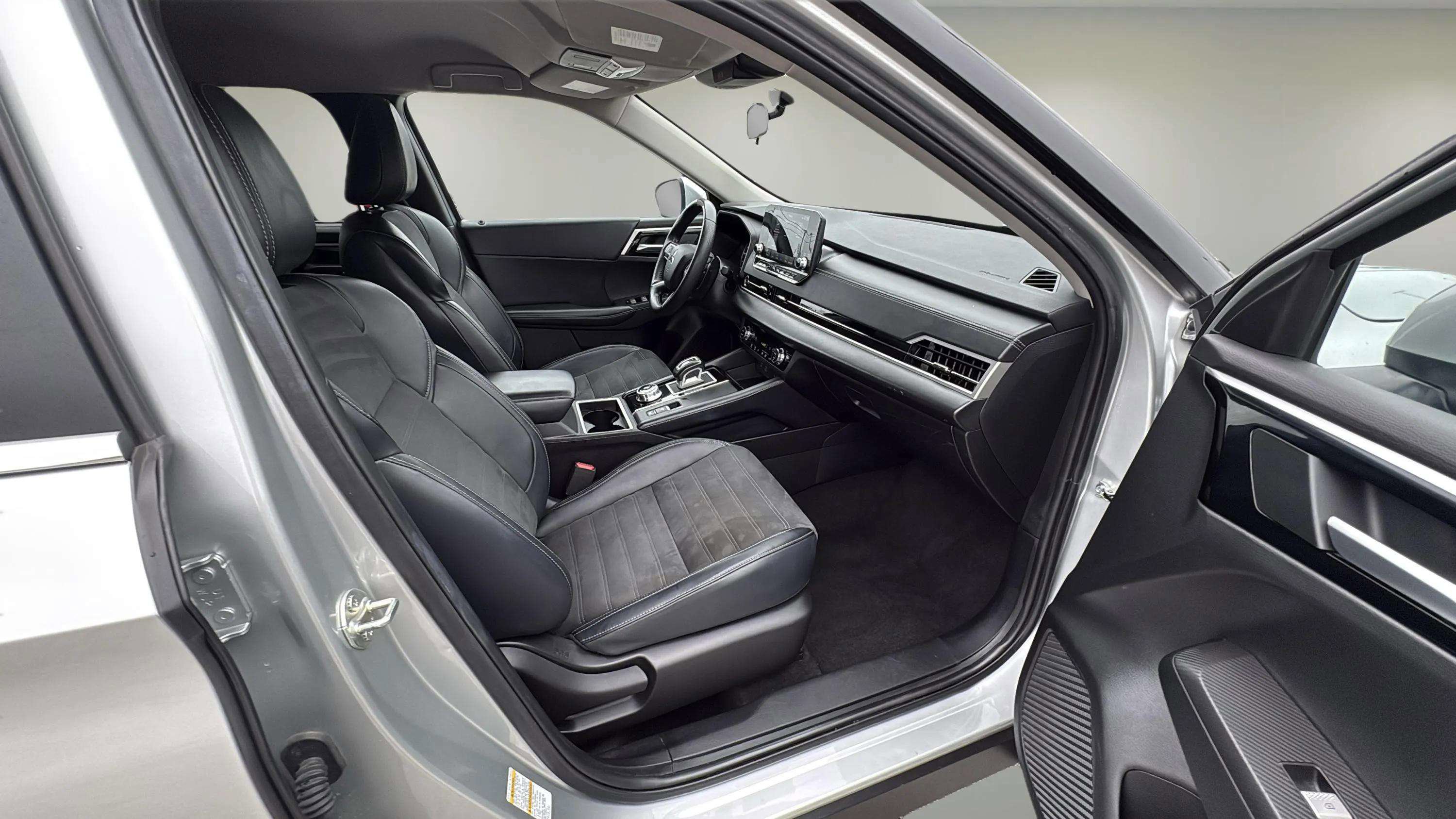 Used 2024 Mitsubishi Outlander SE image 29