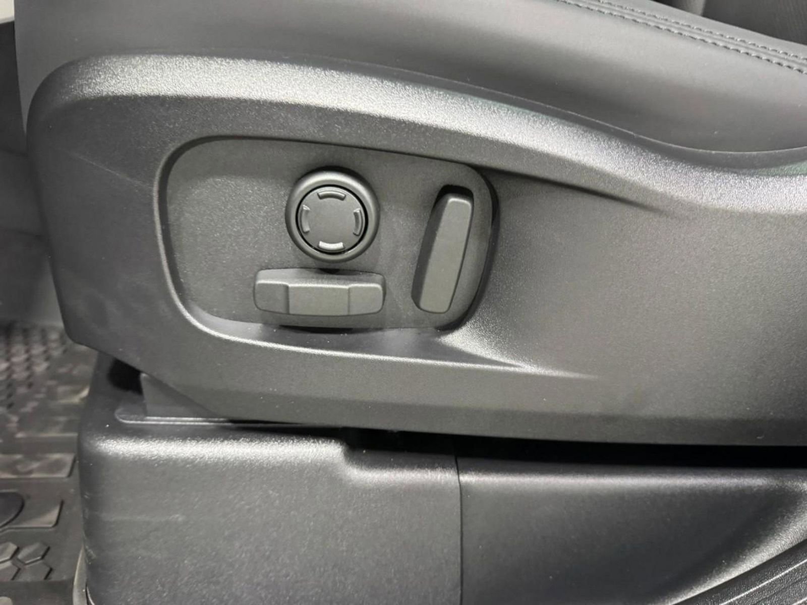 New 2026 Land Rover Defender 110 S image 27