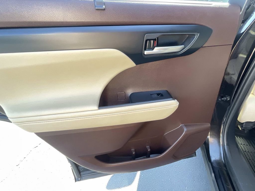 Used 2021 Toyota Highlander XLE FWD image 13