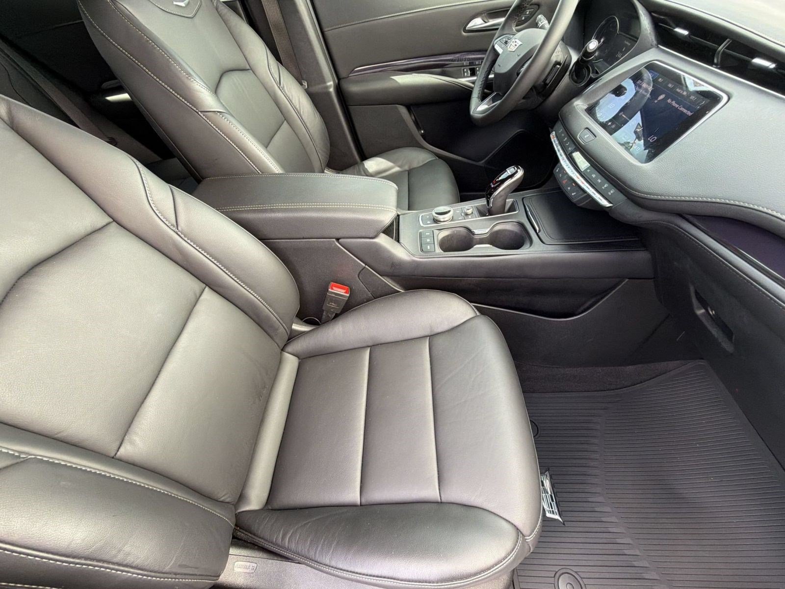 Used 2023 Cadillac XT4 Luxury w/ Cold Weather Package FWD image 24