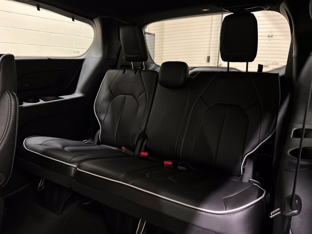 Used 2025 Chrysler Pacifica Limited FWD image 11