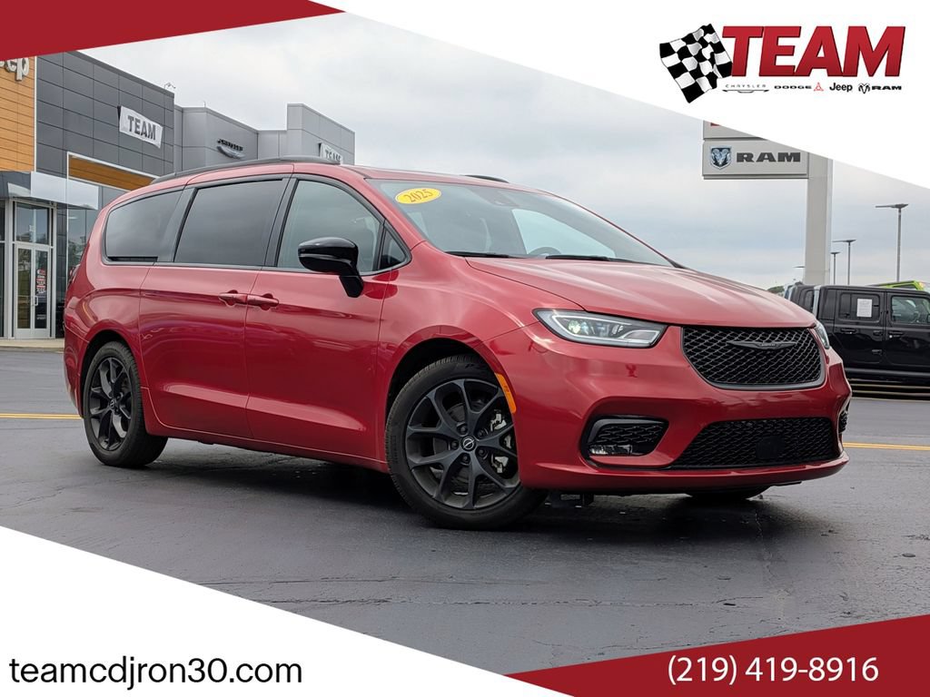 Used 2025 Chrysler Pacifica Limited FWD image 1