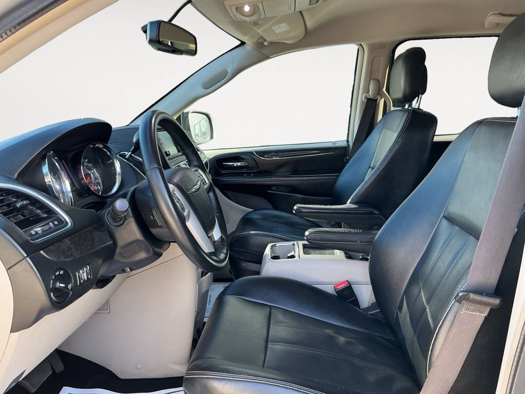 Used 2016 Chrysler Town & Country Touring FWD image 11