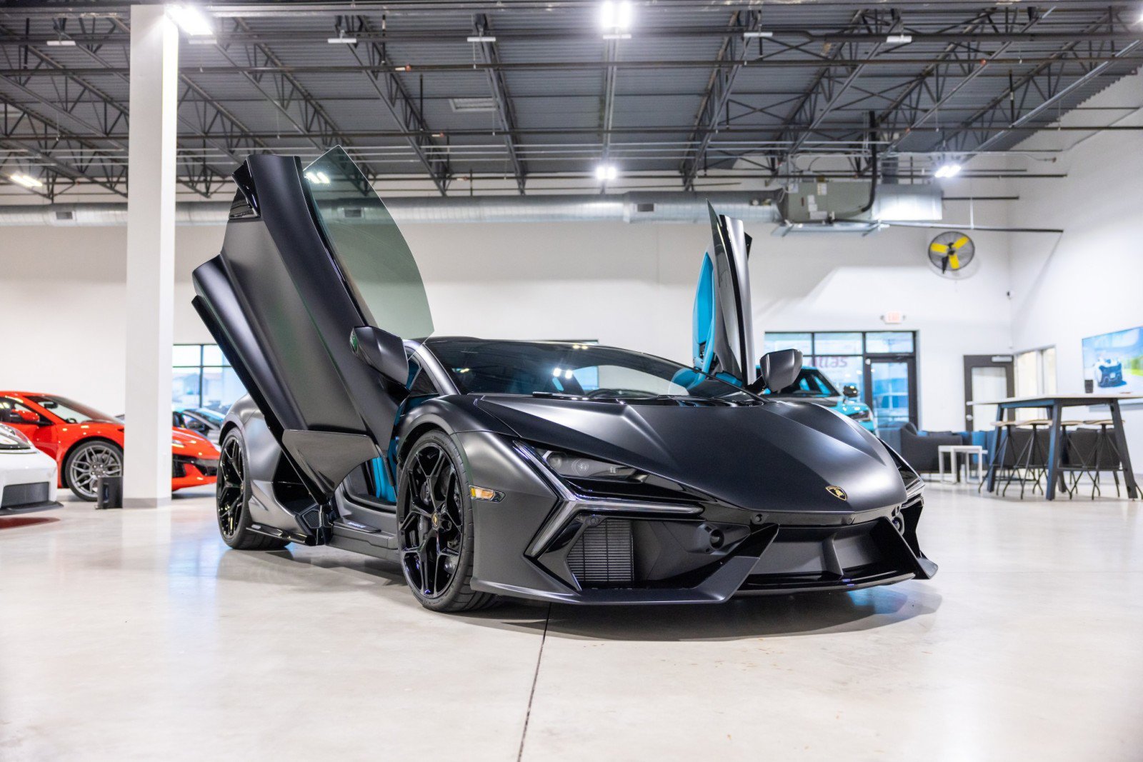 Used 2025 Lamborghini Revuelto image 3